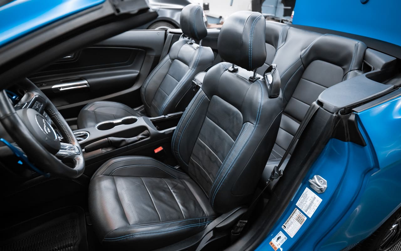 Химчистка салона Ford Mustang: профессиональное удаление песка, пыли и загрязнений