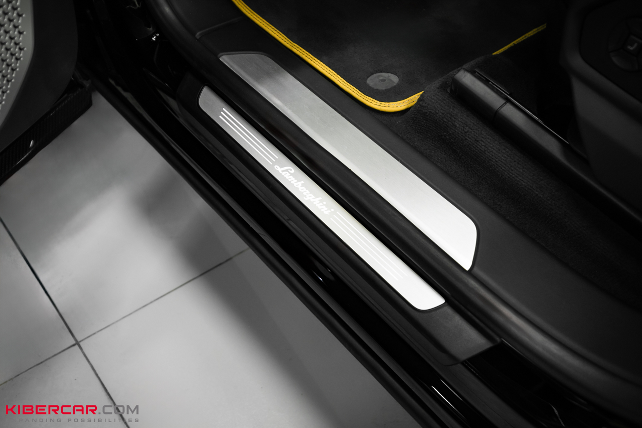 Оклейка Lamborghini Urus цветной полиуретановой пленкой с проемами: глубокий черный глянец вместо серого