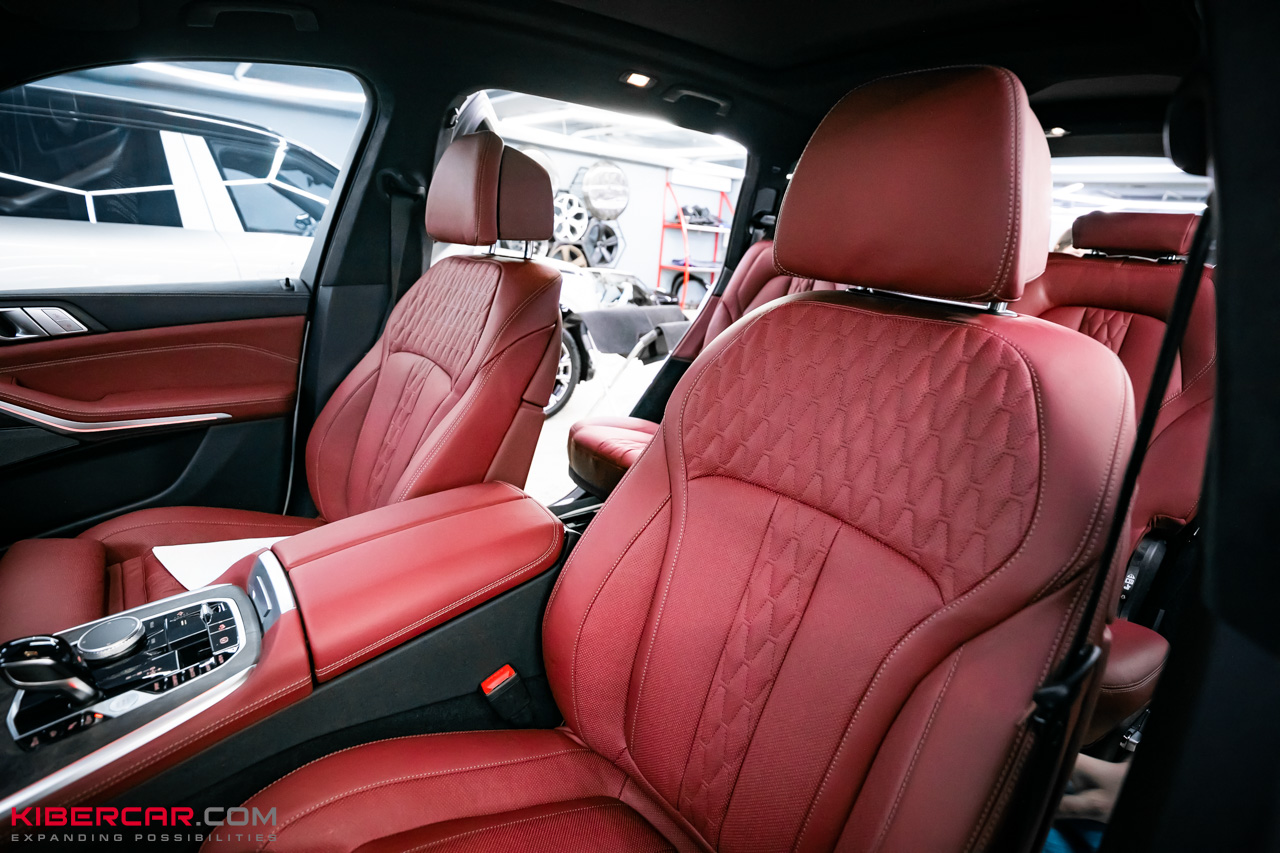 Перешив салона BMW X7 в красную кожу: выразительный контраст