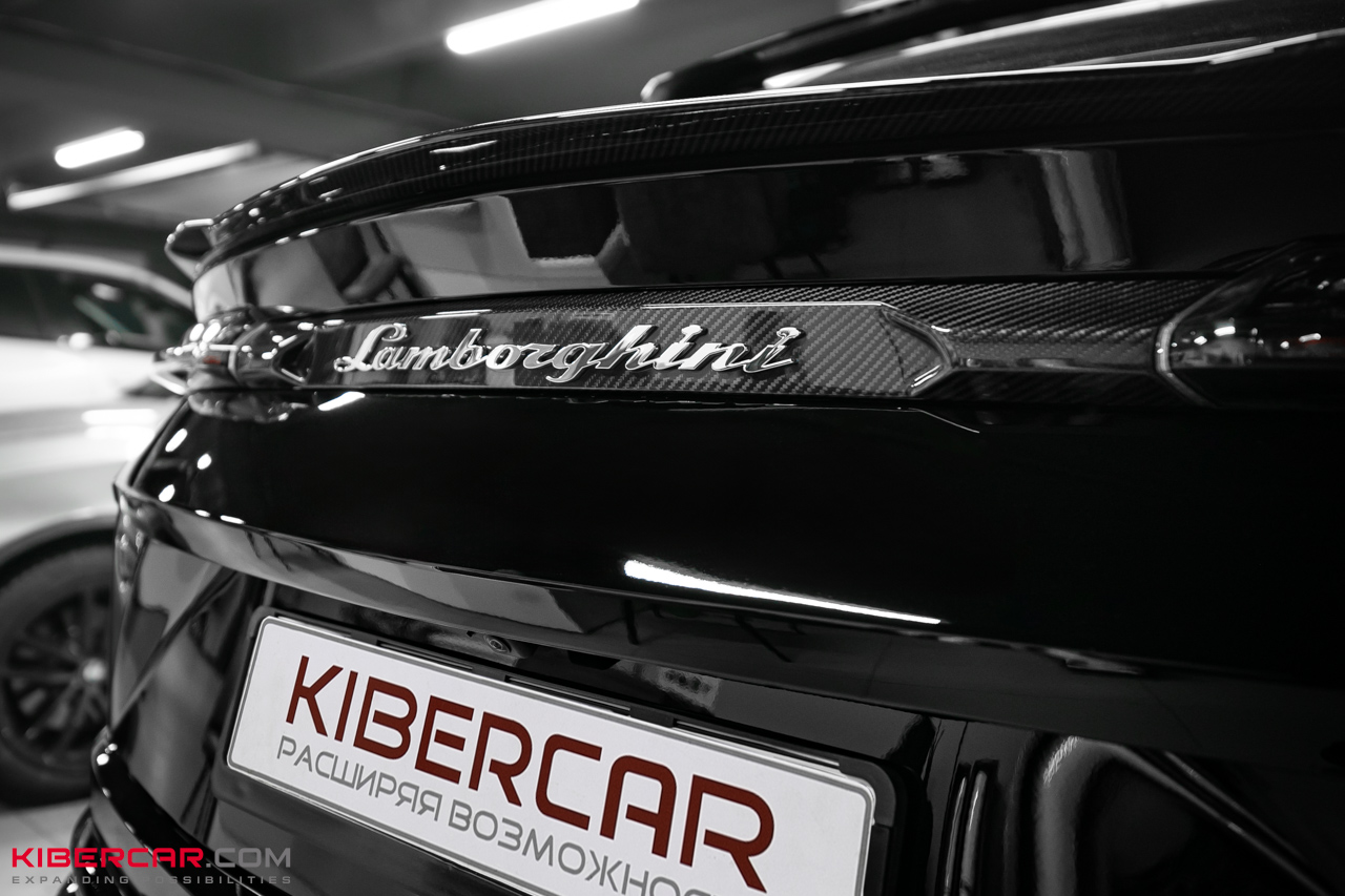 Оклейка Lamborghini Urus цветной полиуретановой пленкой с проемами: глубокий черный глянец вместо серого