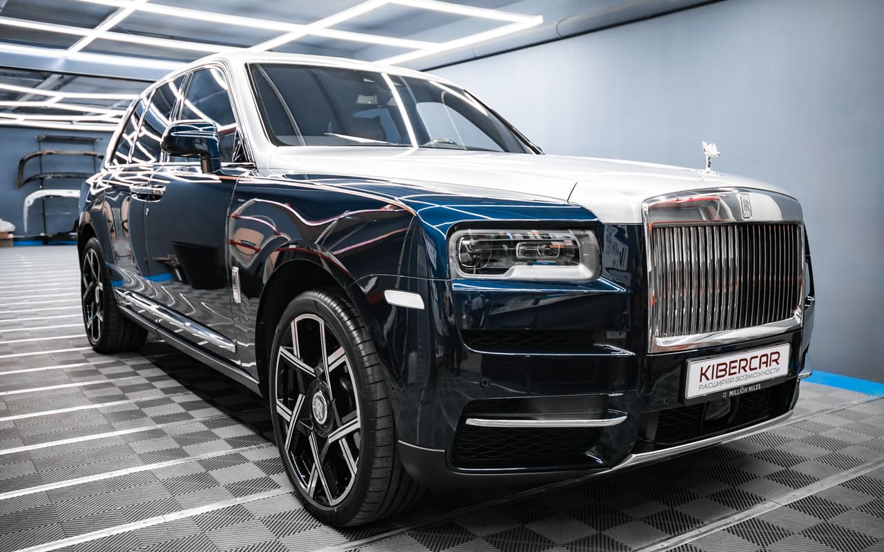 Оклейка глянцевой полиуретановой пленкой Rolls-Royce Cullinan