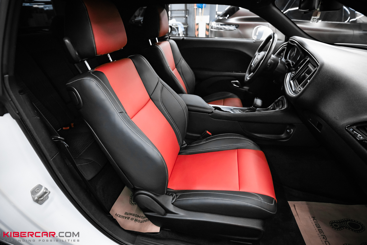 Перешив салона Dodge Challenger: спортивный интерьер, достойный легендарного маслкара