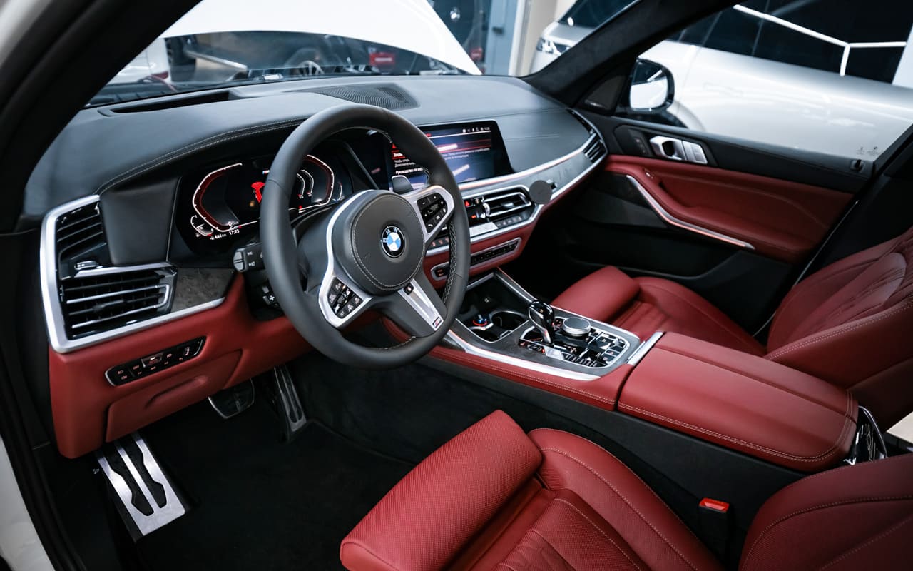 Перешив салона BMW X7 в красную кожу: выразительный контраст
