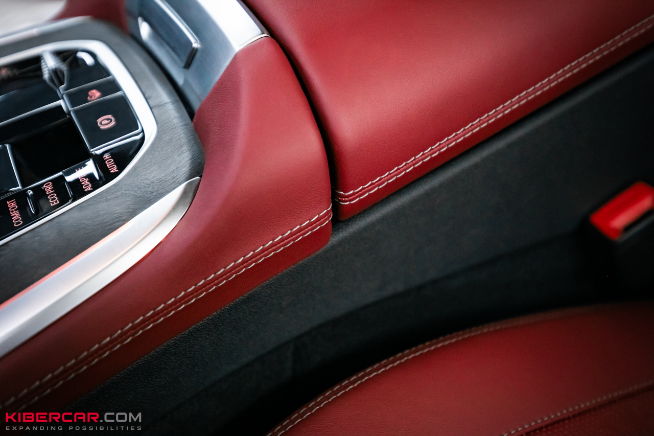Перешив салона BMW X7 в красную кожу: выразительный контраст