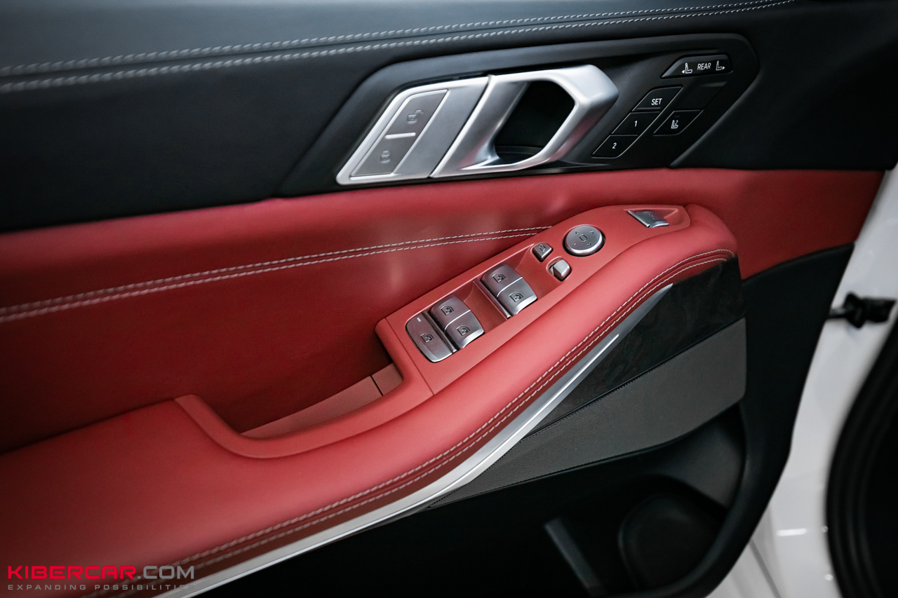 Перешив салона BMW X7 в красную кожу: выразительный контраст