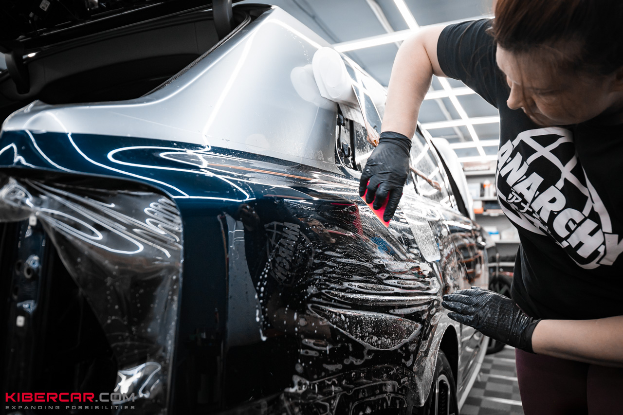 Оклейка глянцевой полиуретановой пленкой Rolls-Royce Cullinan