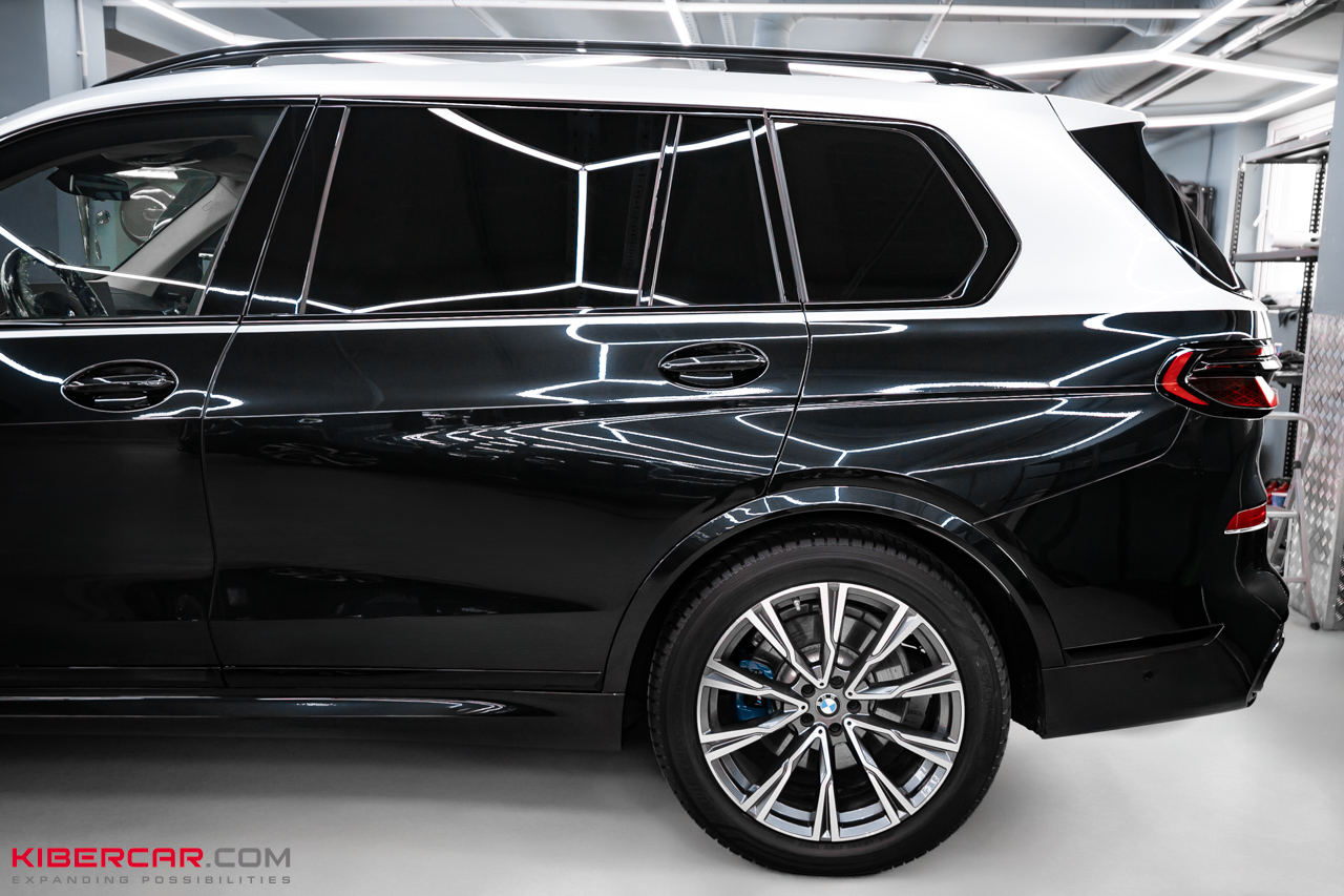 Двухцветный BMW X7: ювелирная оклейка цветным полиуретаном