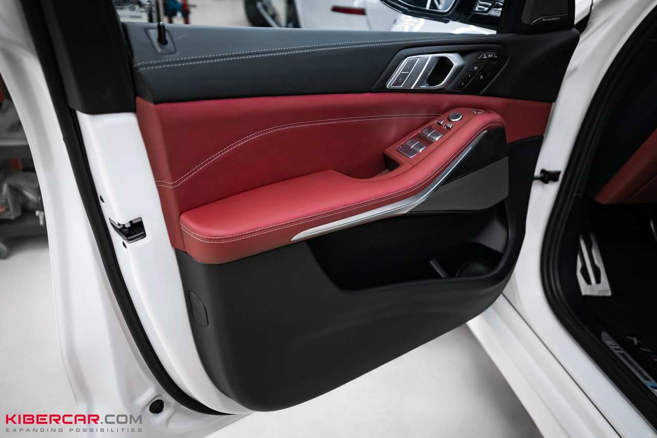 Перешив салона BMW X7 в красную кожу: выразительный контраст