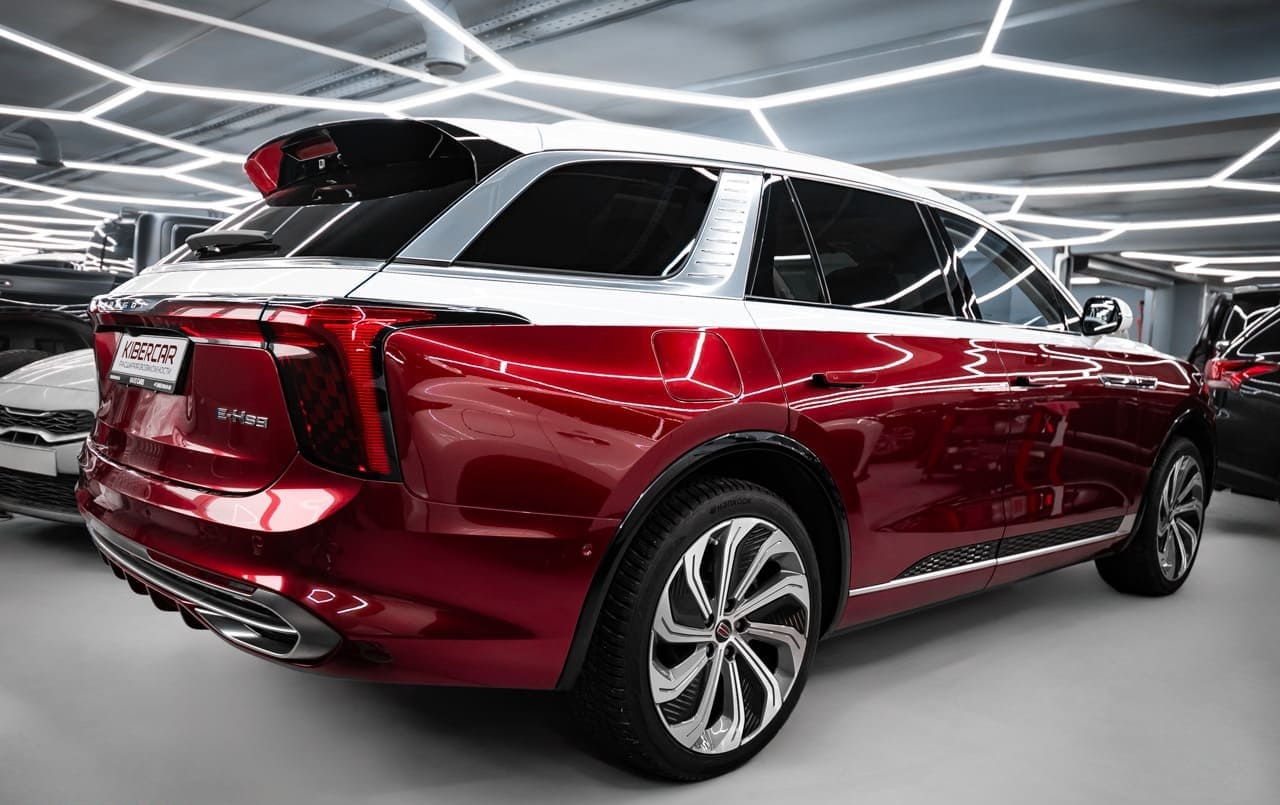 Оклейка цветной полиуретановой пленкой на Hongqi E-HS9: акцент на характер и защита кузова