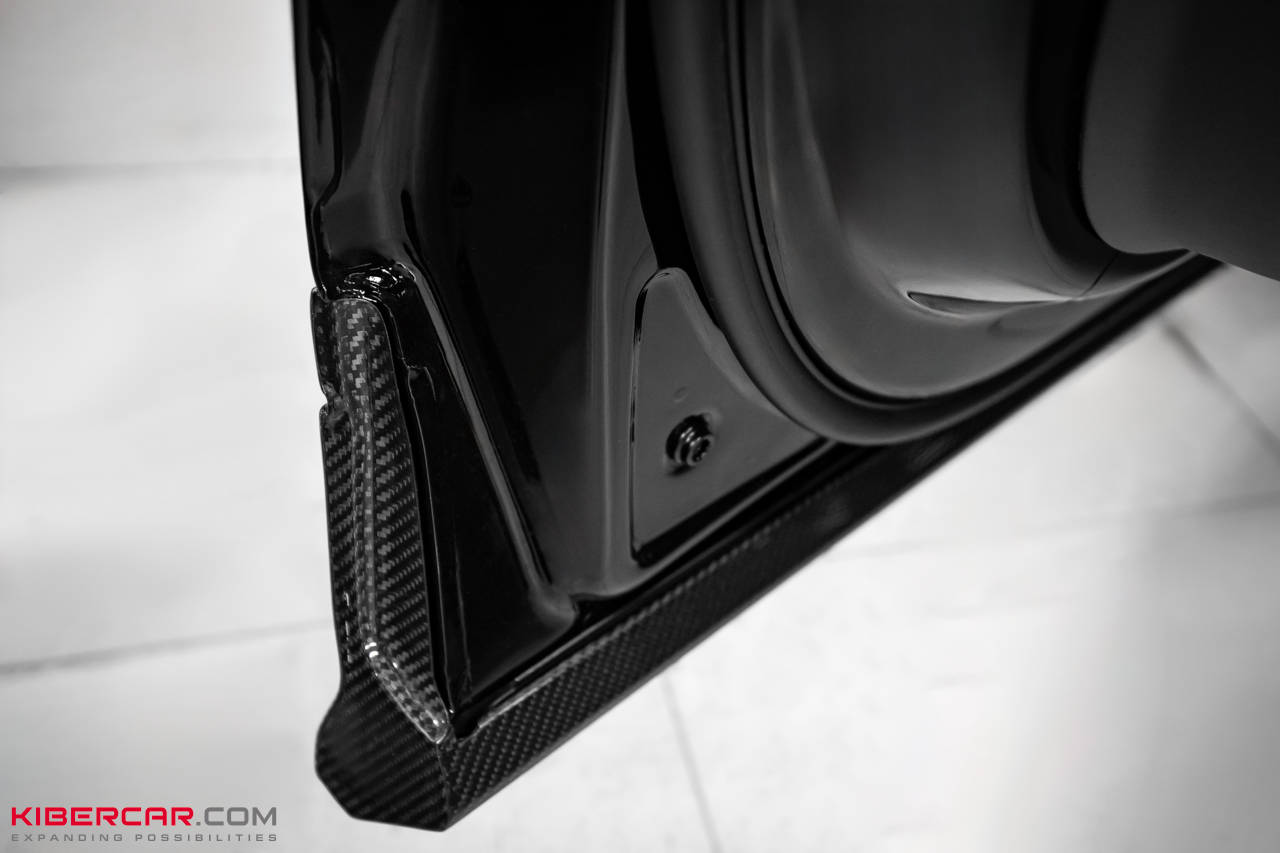 Оклейка Lamborghini Urus цветной полиуретановой пленкой с проемами: глубокий черный глянец вместо серого