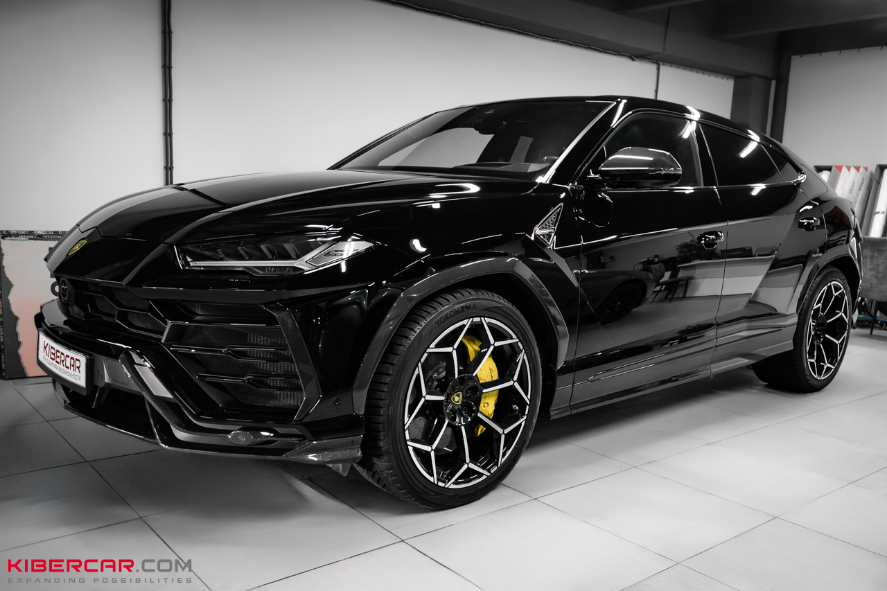 Оклейка Lamborghini Urus цветной полиуретановой пленкой с проемами: глубокий черный глянец вместо серого