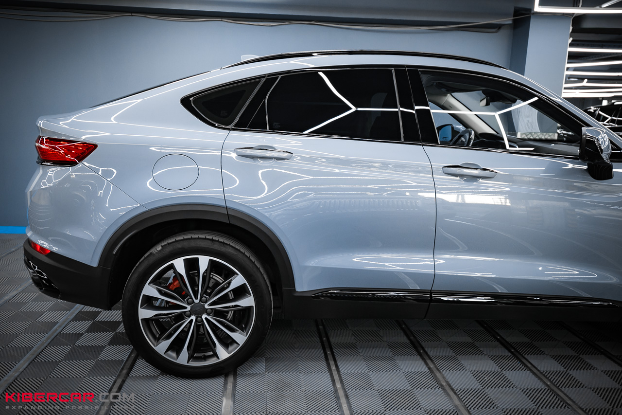 Антихром на Geely Tugella: больше контраста и спортивного характера