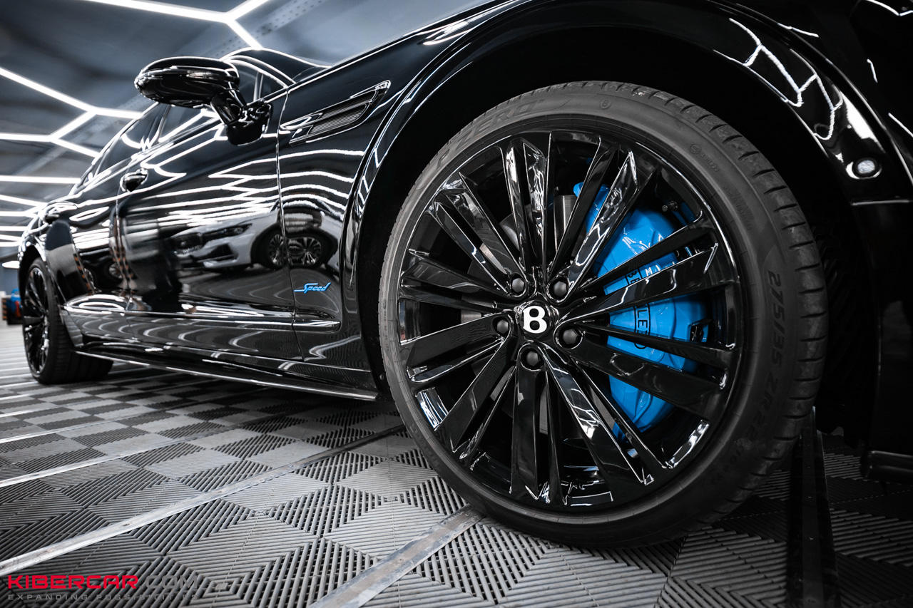 Новый образ Bentley Flying Spur: покраска дисков, суппортов и шильдиков