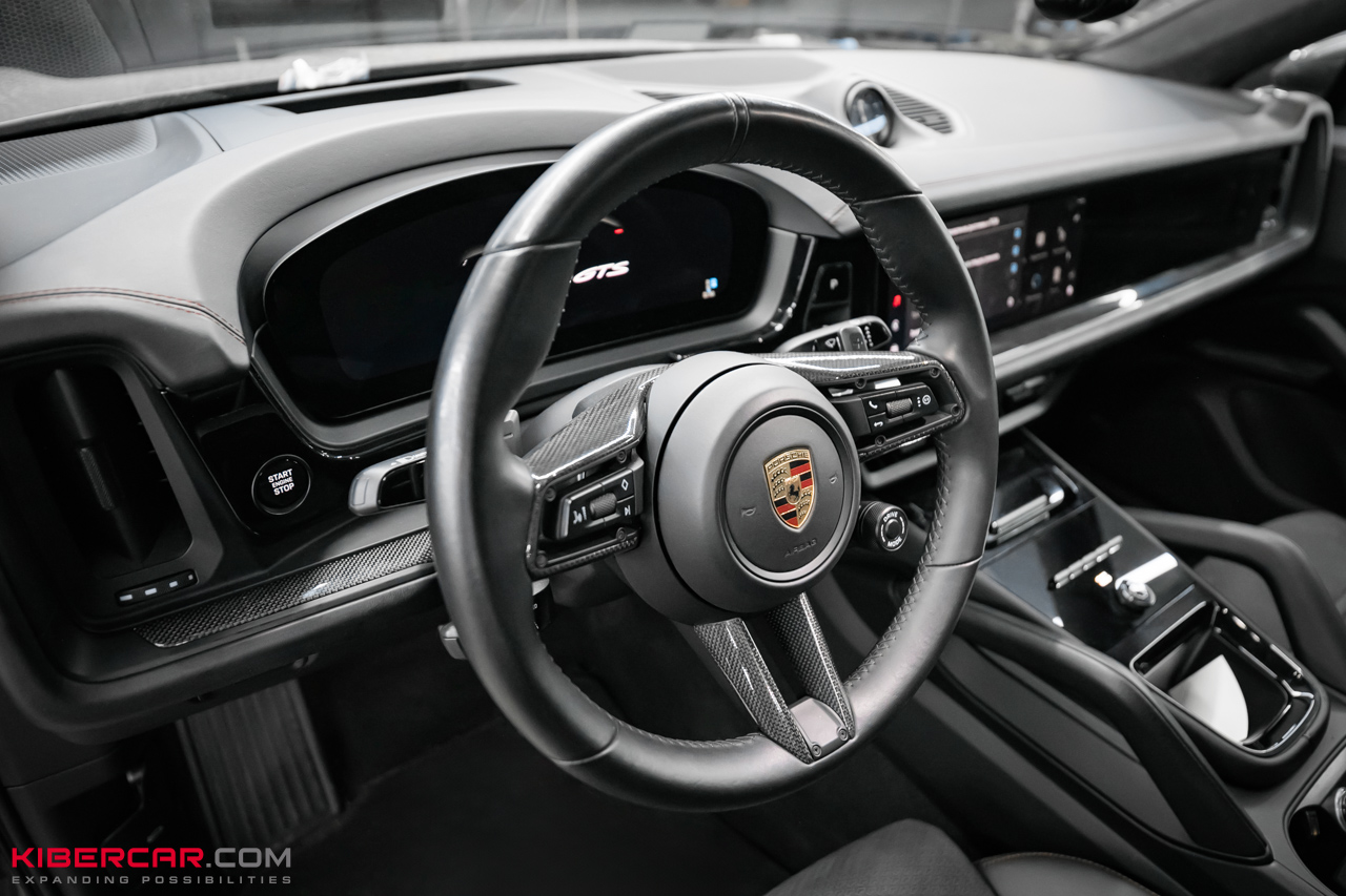 Ламинация карбоном элементов салона Porsche Cayenne: стильные акценты без визуального перегруза