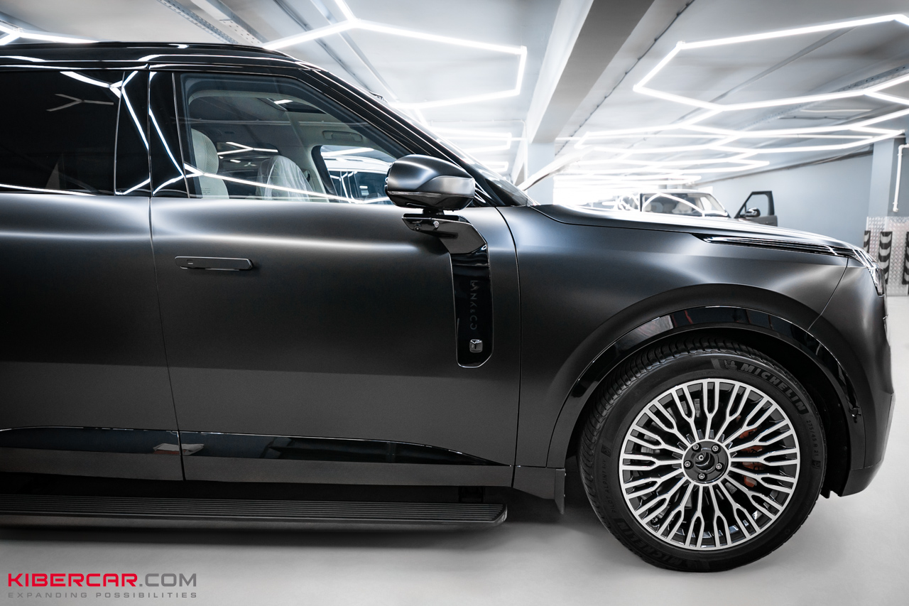 Комбинированная оклейка полиуретановой пленкой Lynk & Co 900: защита и стиль в одном проекте