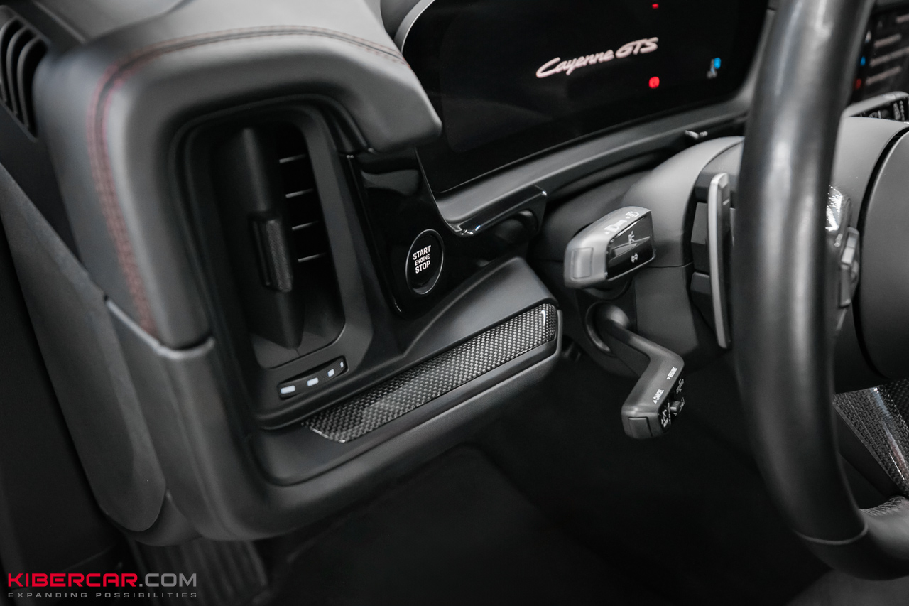 Ламинация карбоном элементов салона Porsche Cayenne: стильные акценты без визуального перегруза