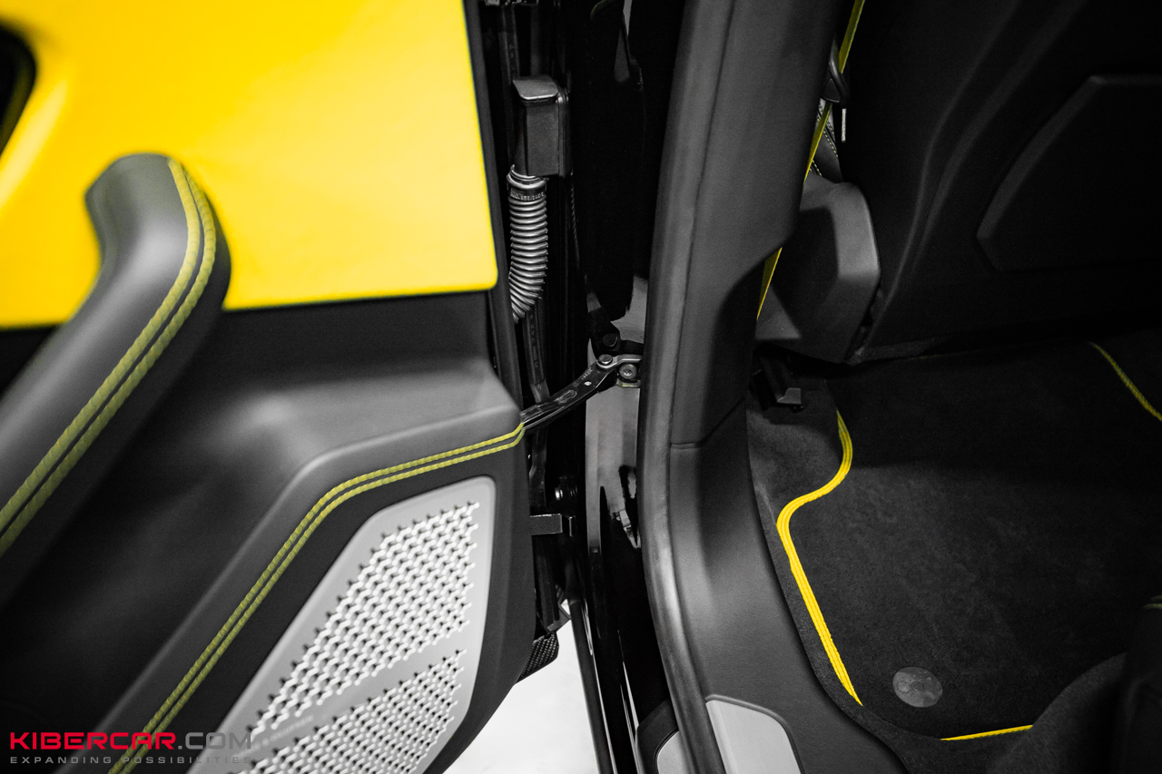 Оклейка Lamborghini Urus цветной полиуретановой пленкой с проемами: глубокий черный глянец вместо серого