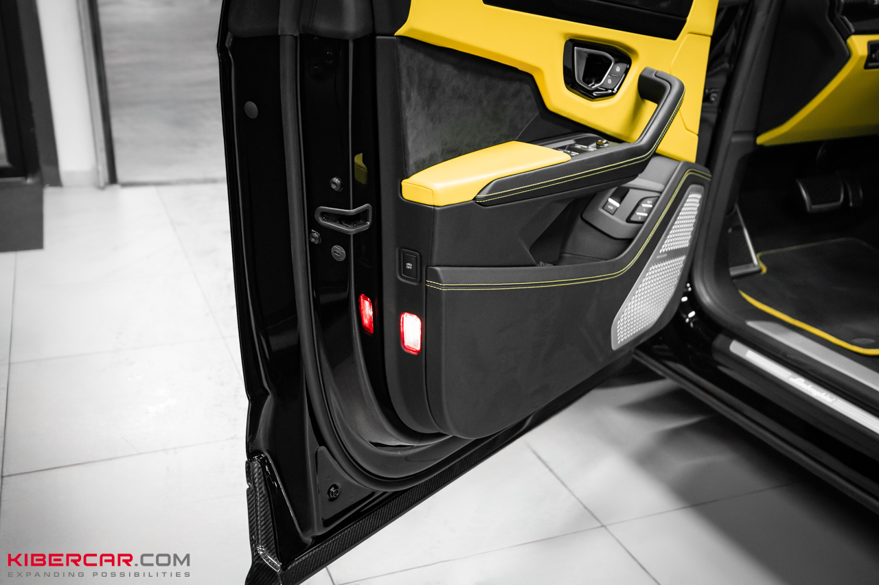 Оклейка Lamborghini Urus цветной полиуретановой пленкой с проемами: глубокий черный глянец вместо серого