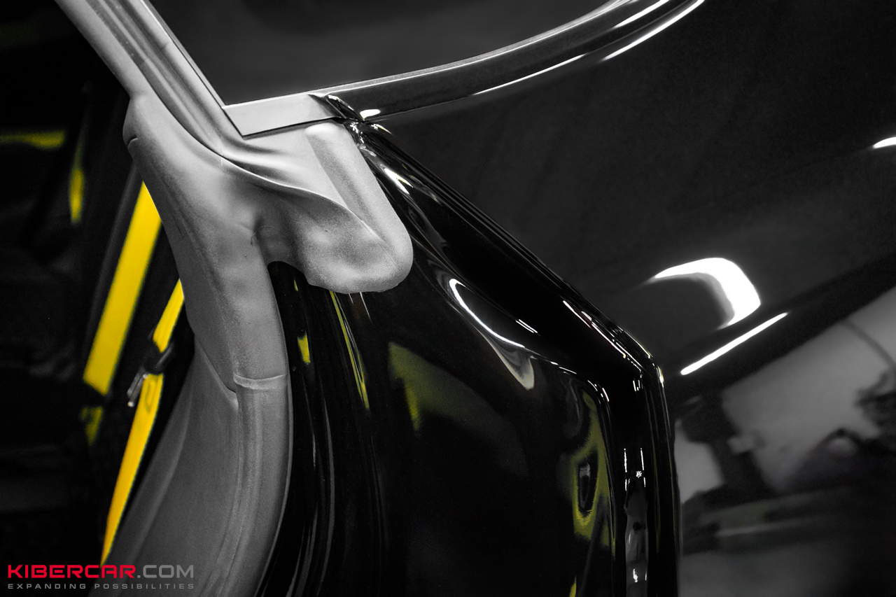 Оклейка Lamborghini Urus цветной полиуретановой пленкой с проемами: глубокий черный глянец вместо серого