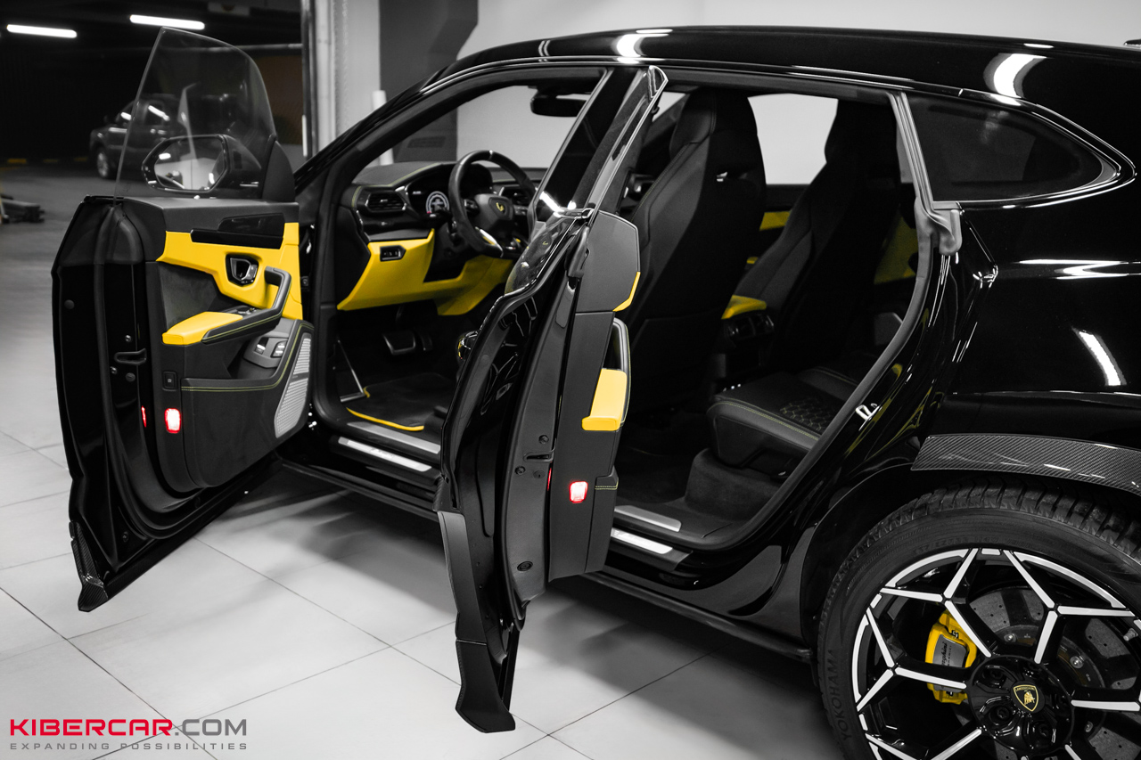 Оклейка Lamborghini Urus цветной полиуретановой пленкой с проемами: глубокий черный глянец вместо серого