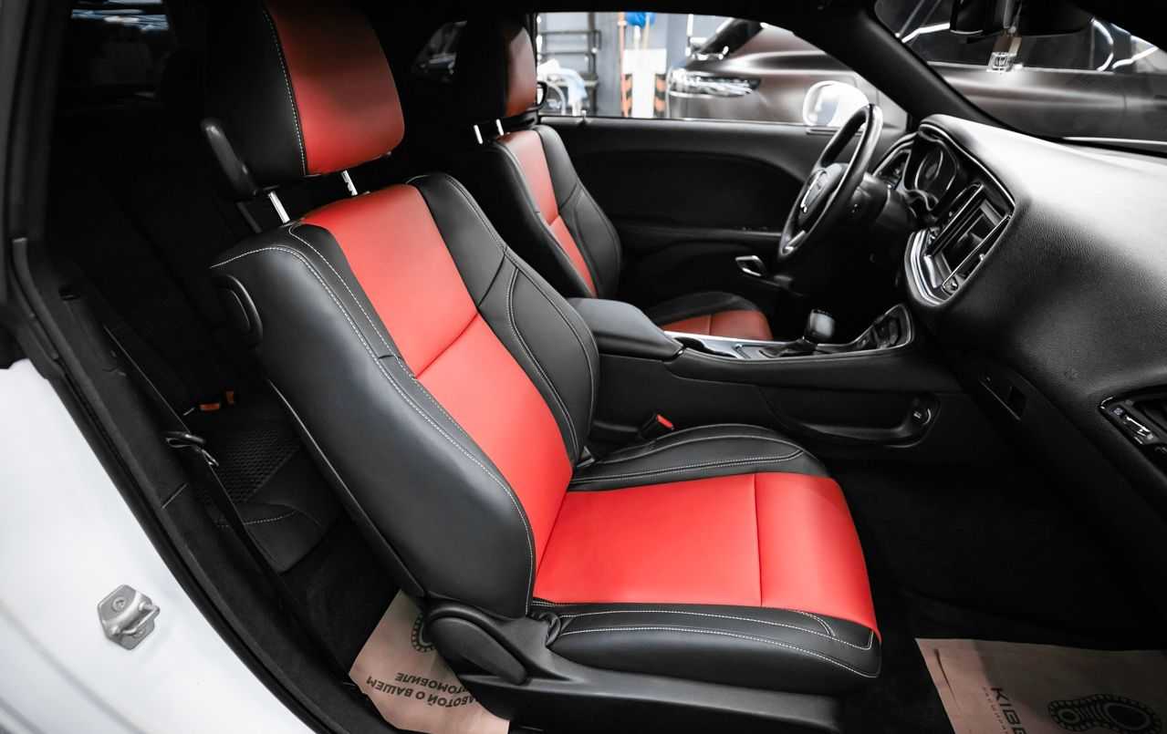 Перешив салона Dodge Challenger: спортивный интерьер, достойный легендарного маслкара