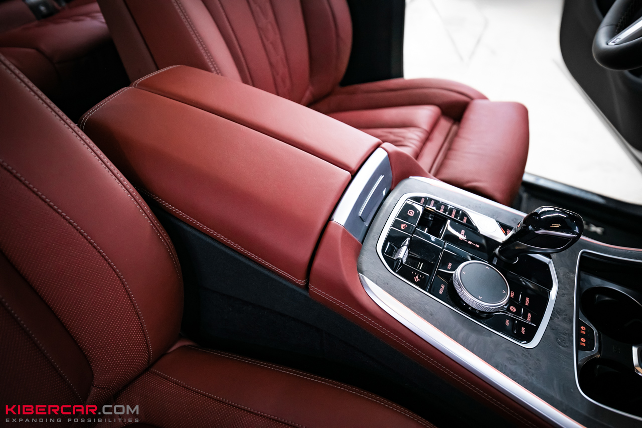 Перешив салона BMW X7 в красную кожу: выразительный контраст