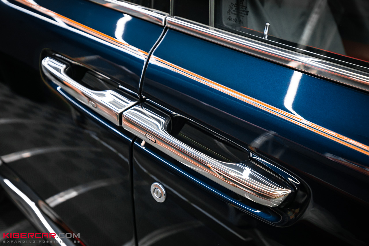 Оклейка глянцевой полиуретановой пленкой Rolls-Royce Cullinan