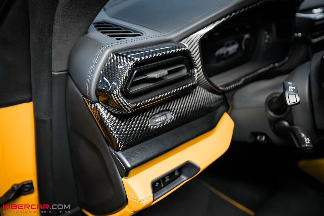 Ламинация карбоном в салоне Lamborghini Urus