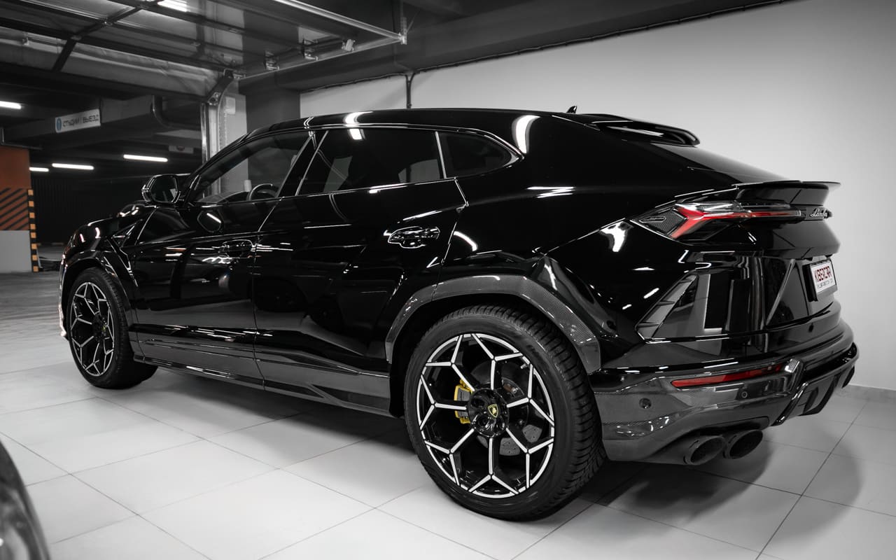 Оклейка Lamborghini Urus цветной полиуретановой пленкой с проемами: глубокий черный глянец вместо серого