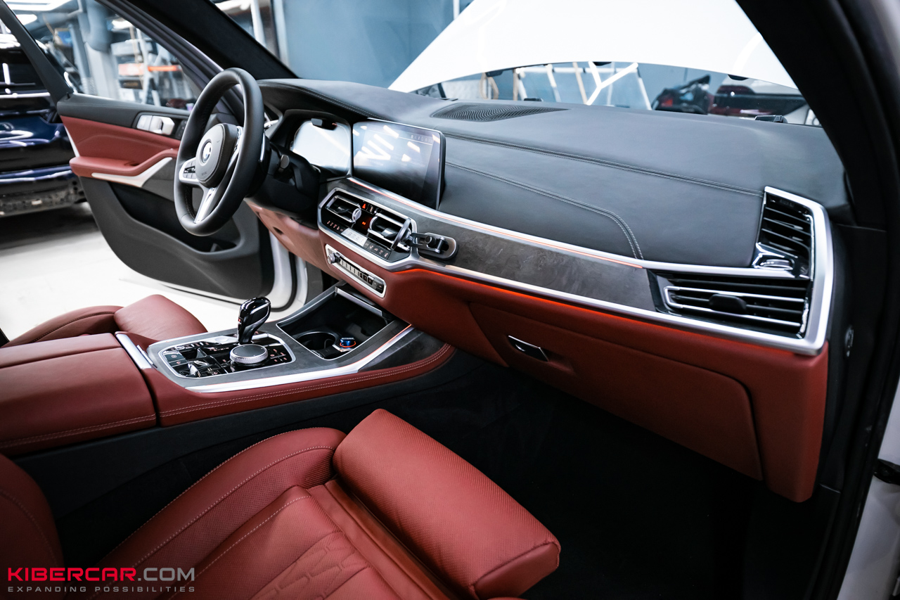 Перешив салона BMW X7 в красную кожу: выразительный контраст