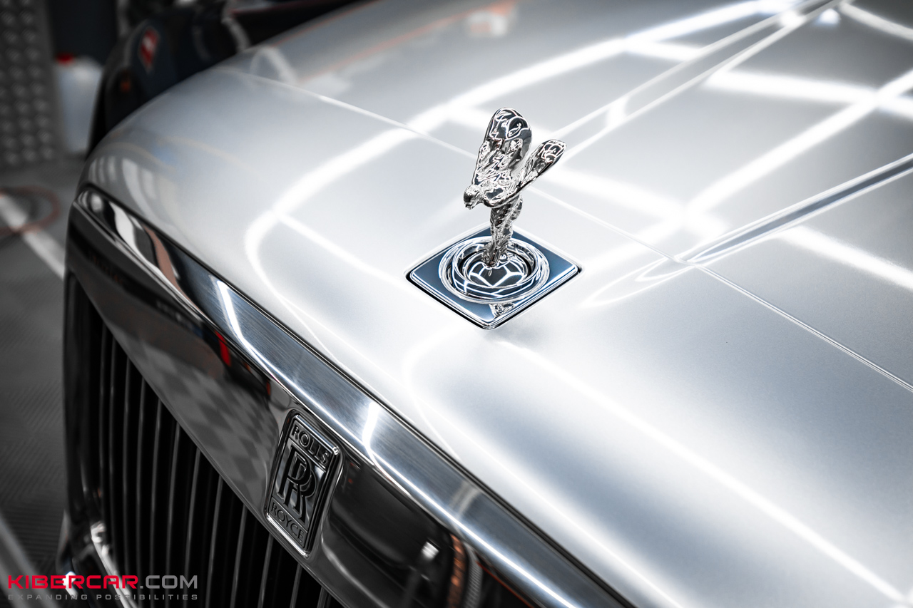 Оклейка глянцевой полиуретановой пленкой Rolls-Royce Cullinan