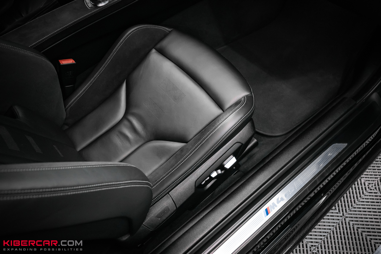 Химчистка салона BMW M4 CS F82: бережный уход за премиальными материалами
