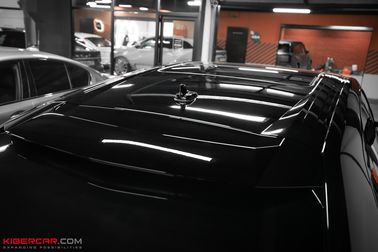 Оклейка Lamborghini Urus цветной полиуретановой пленкой с проемами: глубокий черный глянец вместо серого