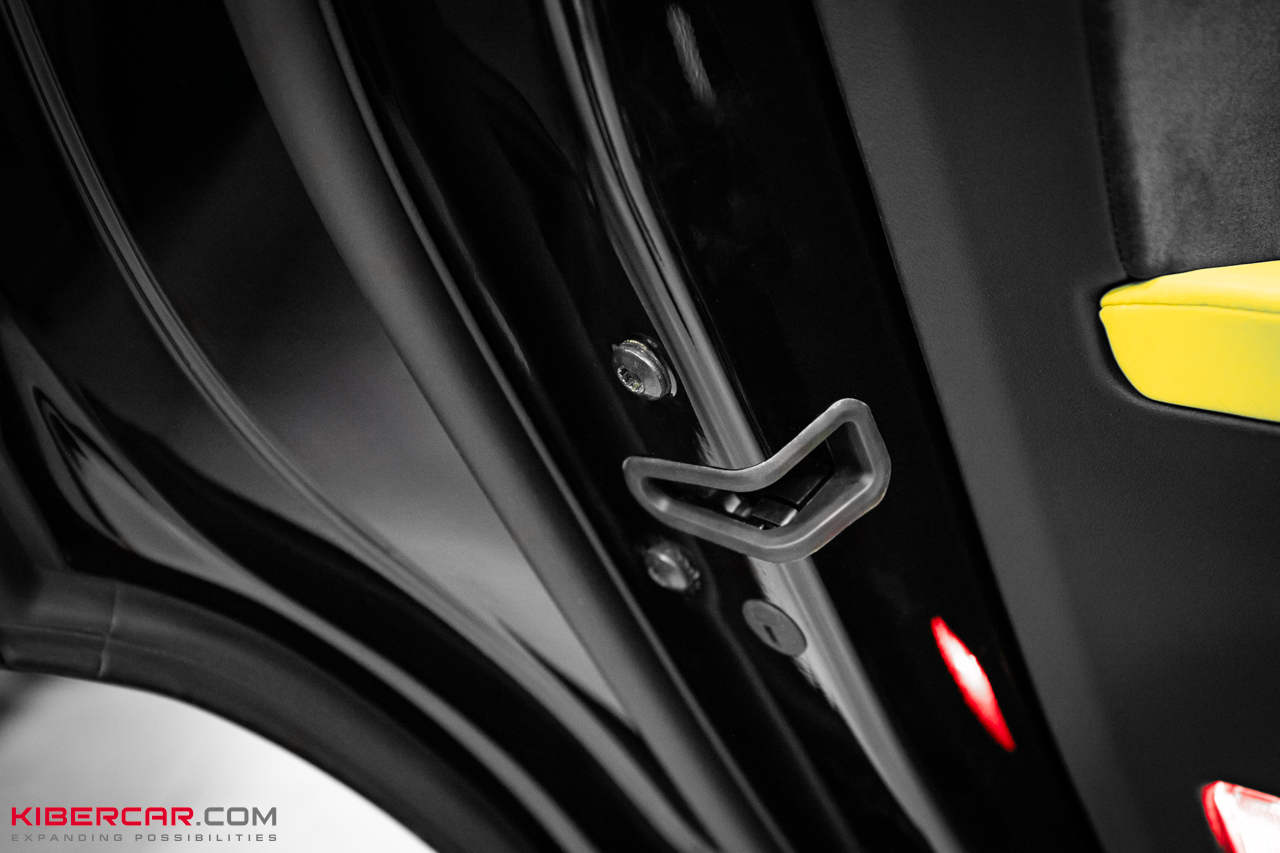 Оклейка Lamborghini Urus цветной полиуретановой пленкой с проемами: глубокий черный глянец вместо серого