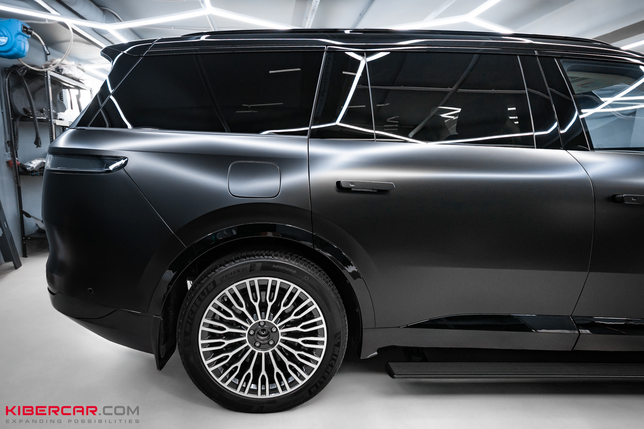 Комбинированная оклейка полиуретановой пленкой Lynk & Co 900: защита и стиль в одном проекте