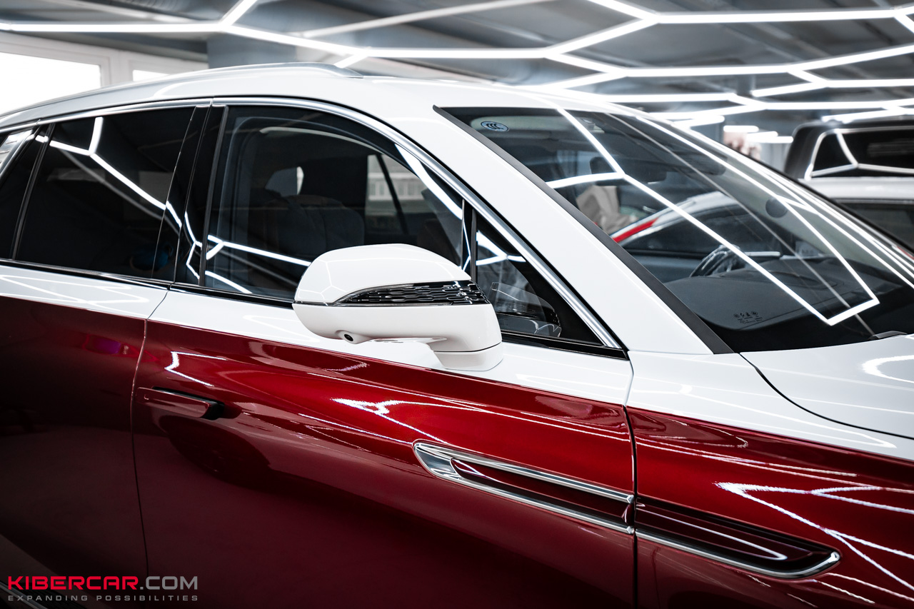 Оклейка цветной полиуретановой пленкой на Hongqi E-HS9: акцент на характер и защита кузова