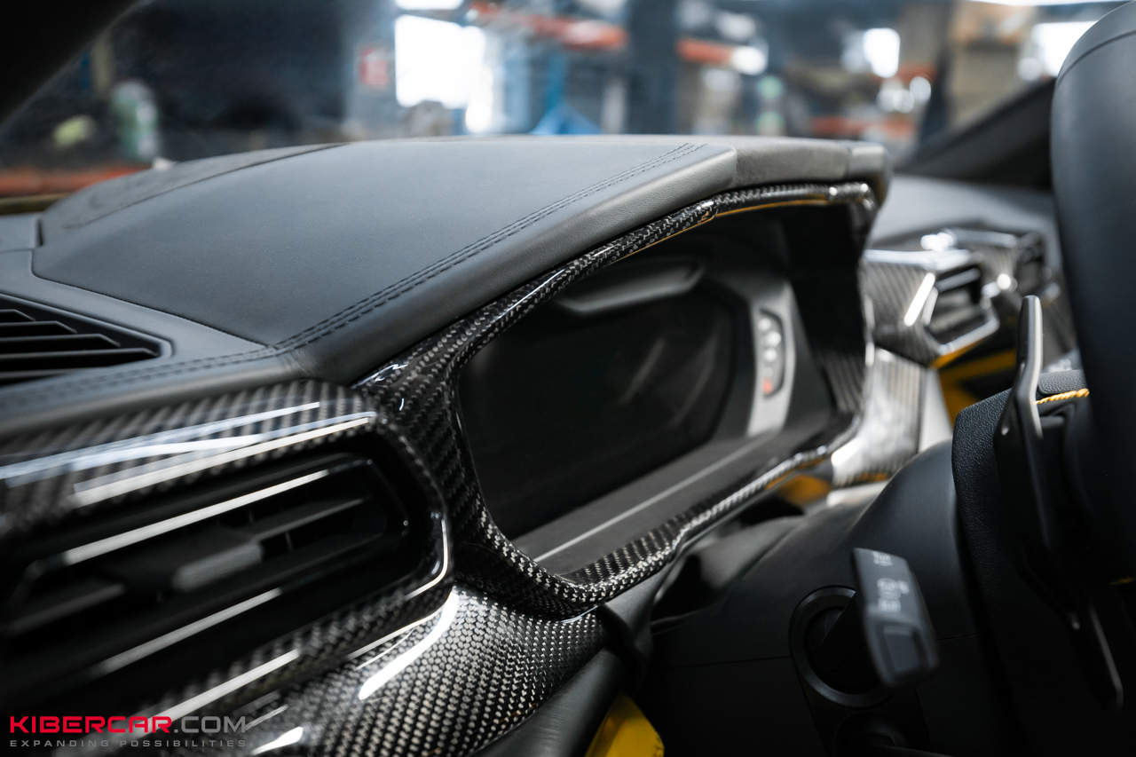Ламинация карбоном в салоне Lamborghini Urus