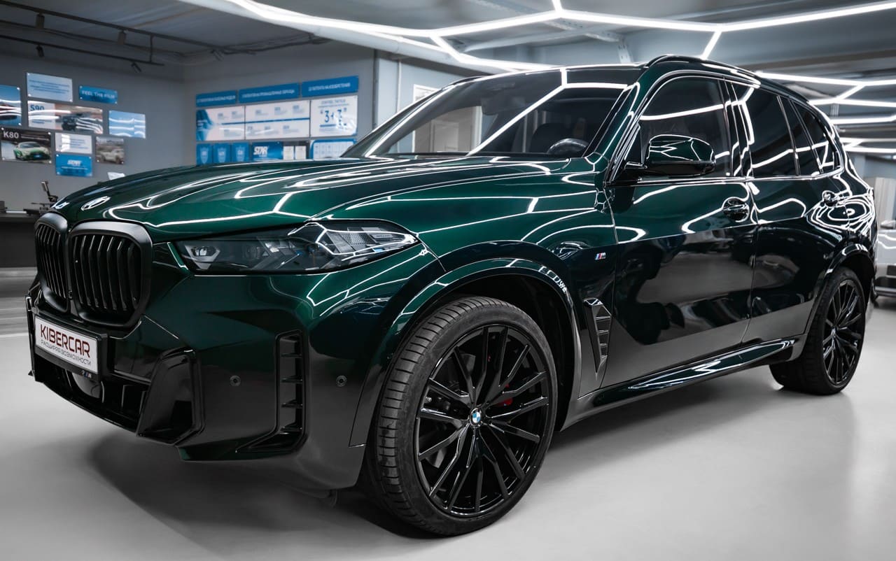 Оклейка BMW X5 глянцевой полиуретановой пленкой