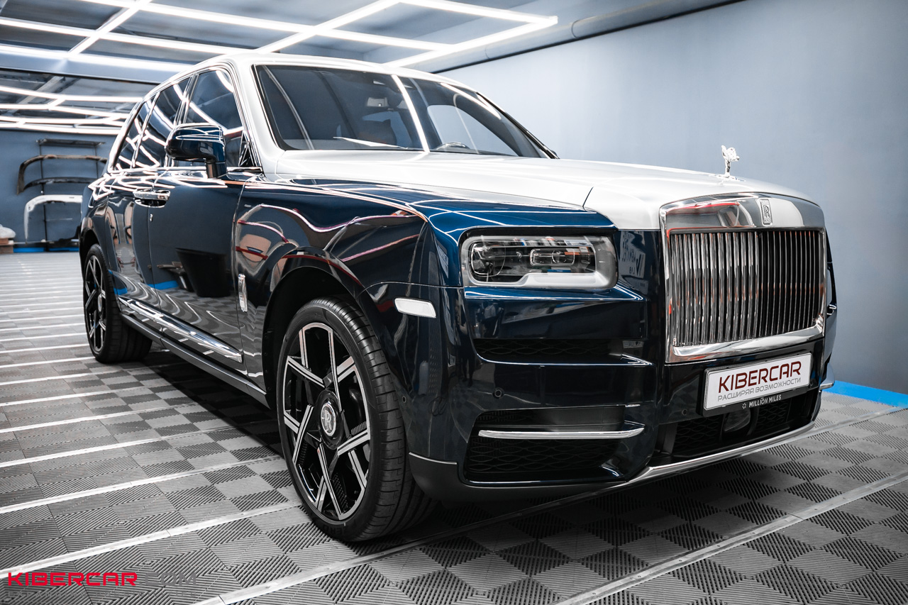 Оклейка глянцевой полиуретановой пленкой Rolls-Royce Cullinan