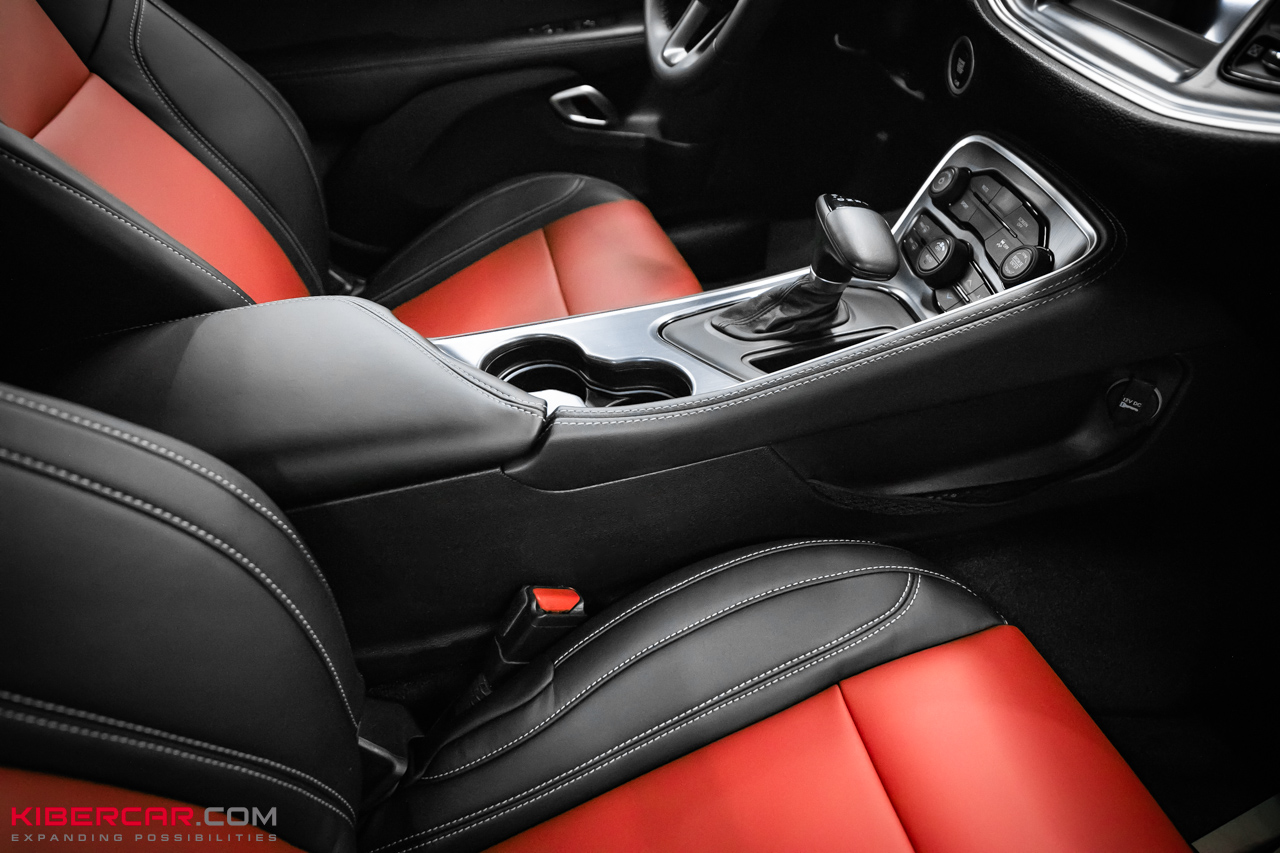 Перешив салона Dodge Challenger: спортивный интерьер, достойный легендарного маслкара