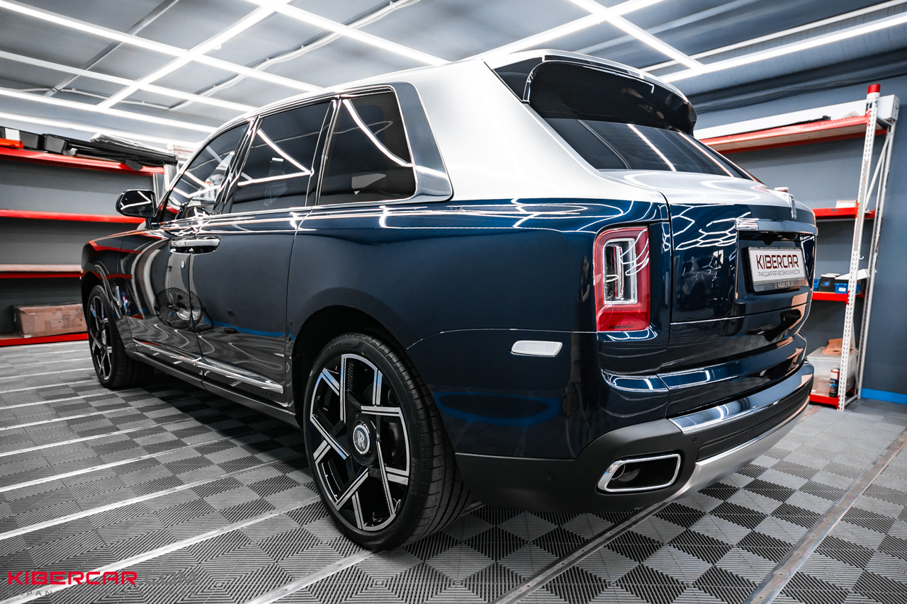 Оклейка глянцевой полиуретановой пленкой Rolls-Royce Cullinan