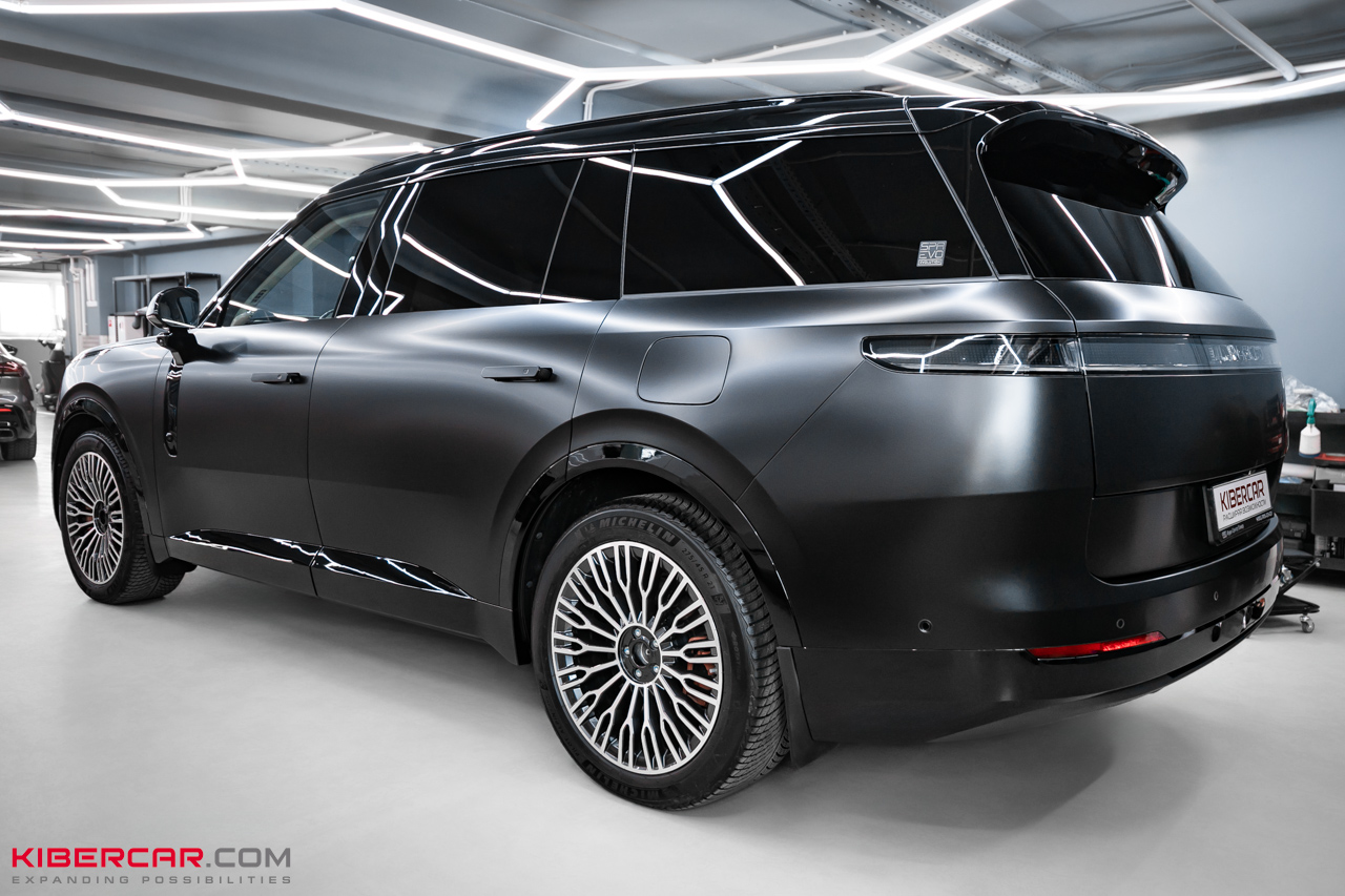 Комбинированная оклейка полиуретановой пленкой Lynk & Co 900: защита и стиль в одном проекте