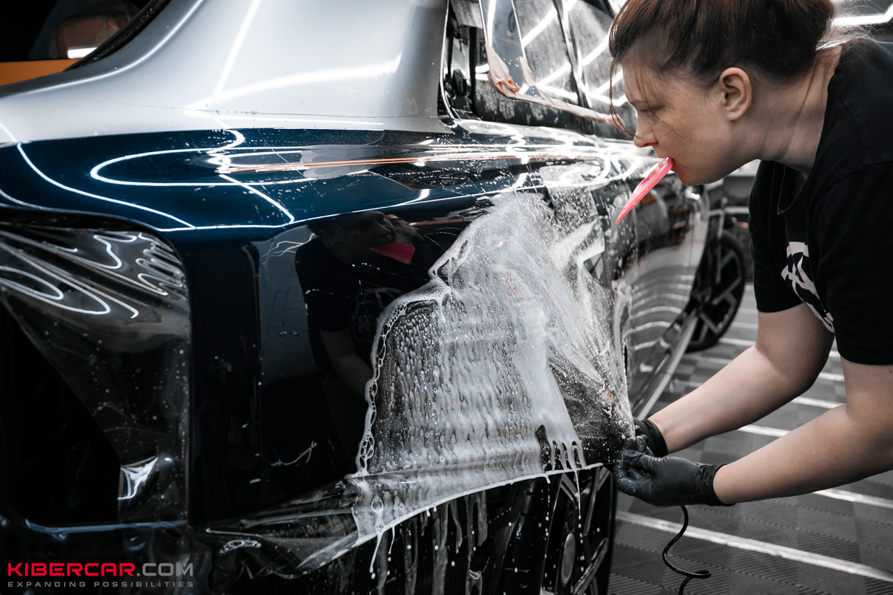 Оклейка глянцевой полиуретановой пленкой Rolls-Royce Cullinan