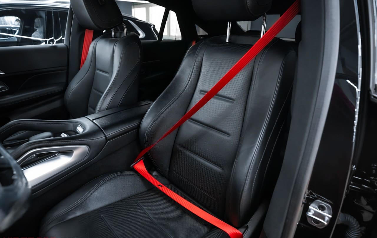 Замена ремней безопасности на Mercedes-Benz GLE Coupe: спортивный акцент в черном салоне