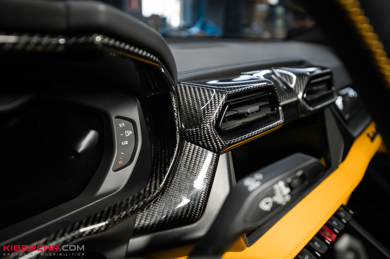 Ламинация карбоном в салоне Lamborghini Urus