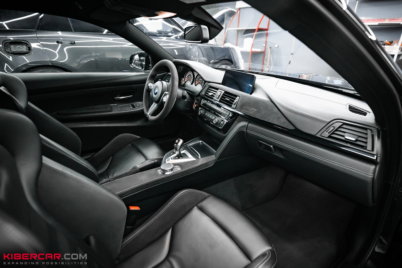 Химчистка салона BMW M4 CS F82: бережный уход за премиальными материалами