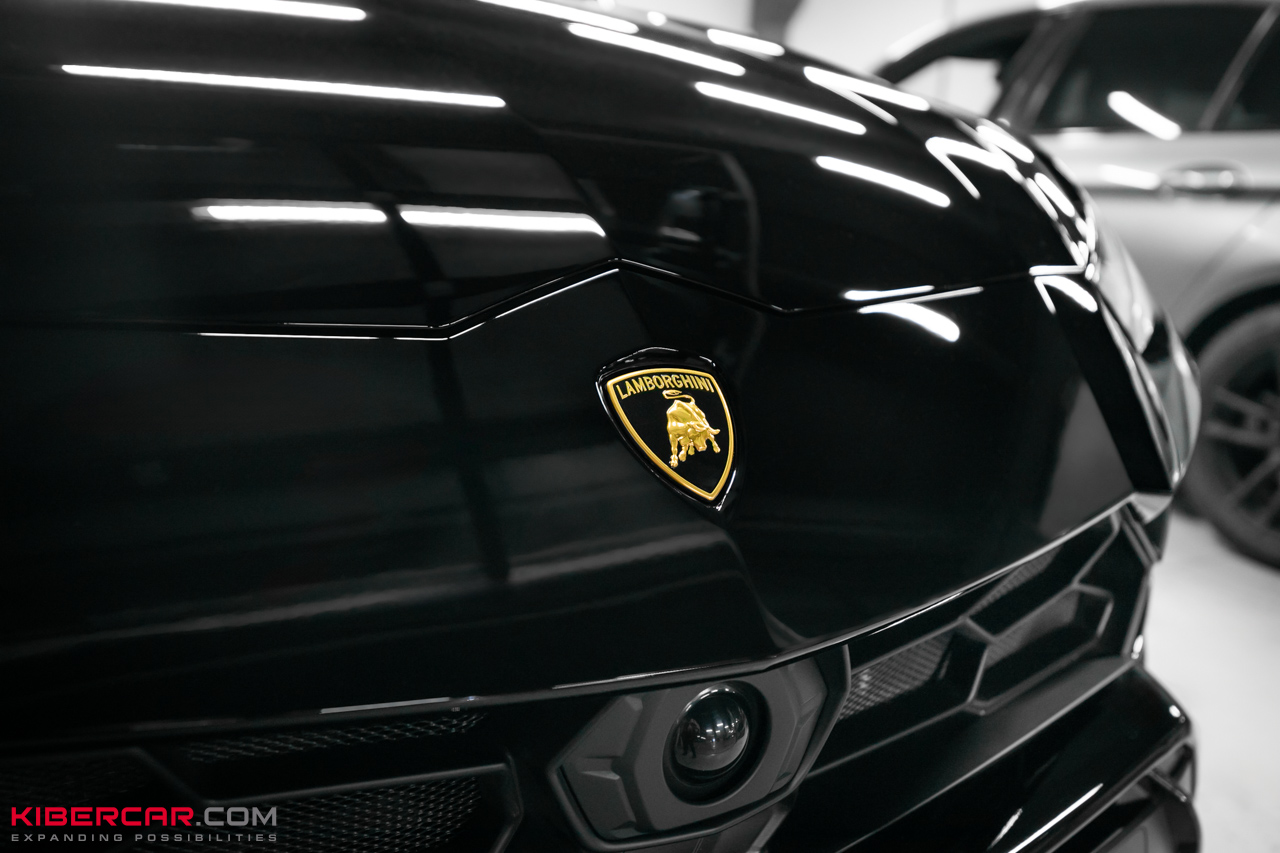 Оклейка Lamborghini Urus цветной полиуретановой пленкой с проемами: глубокий черный глянец вместо серого