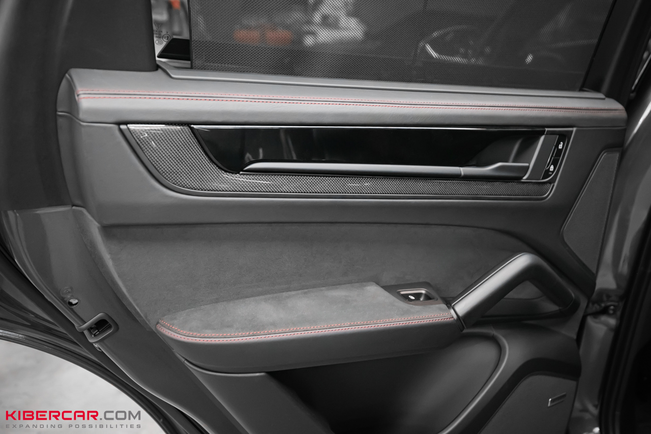 Ламинация карбоном элементов салона Porsche Cayenne: стильные акценты без визуального перегруза