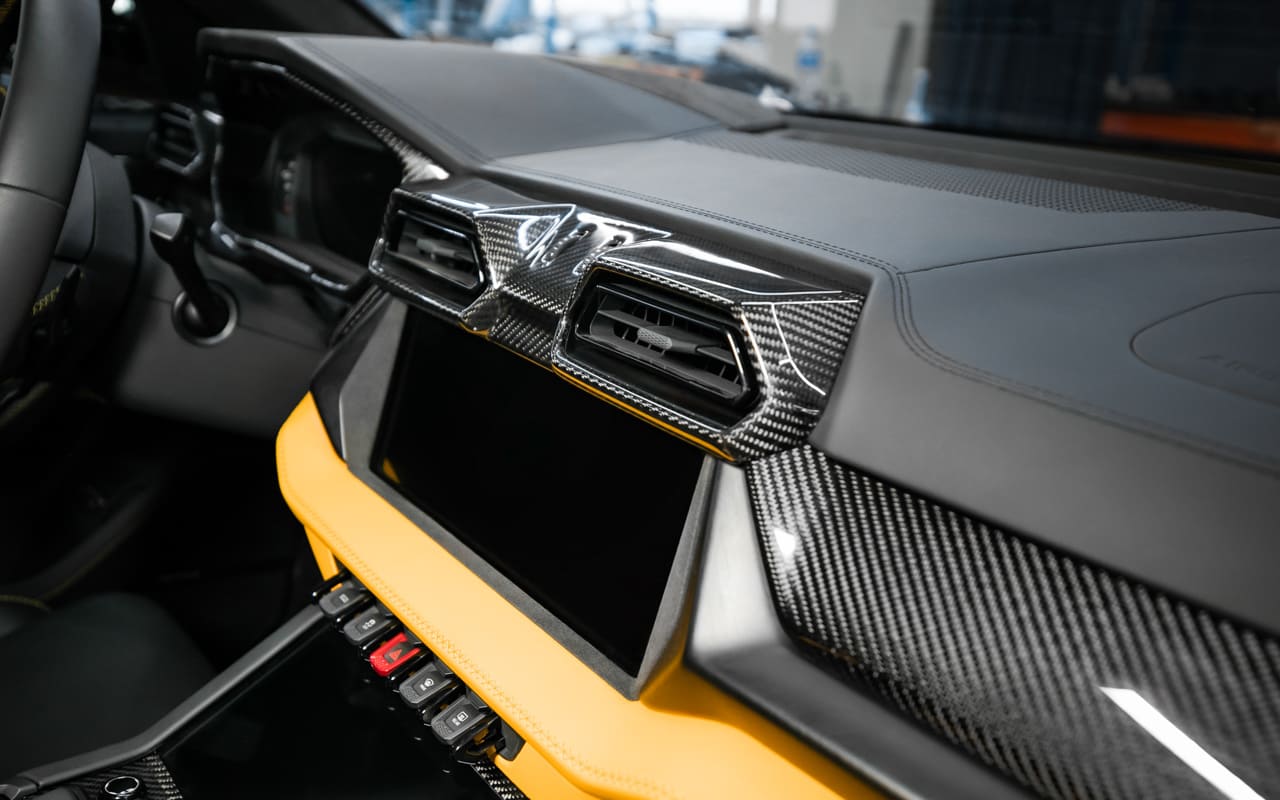 Ламинация карбоном в салоне Lamborghini Urus