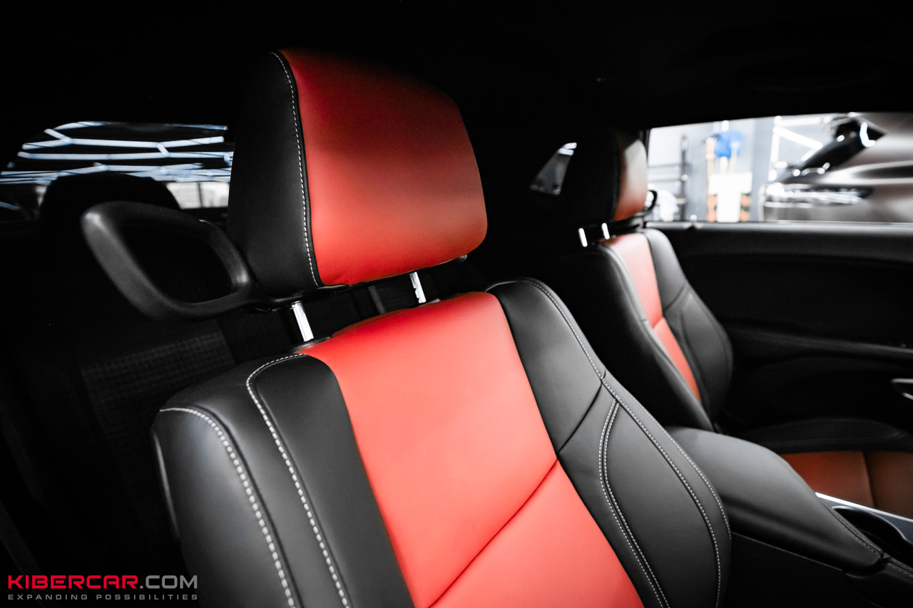 Перешив салона Dodge Challenger: спортивный интерьер, достойный легендарного маслкара